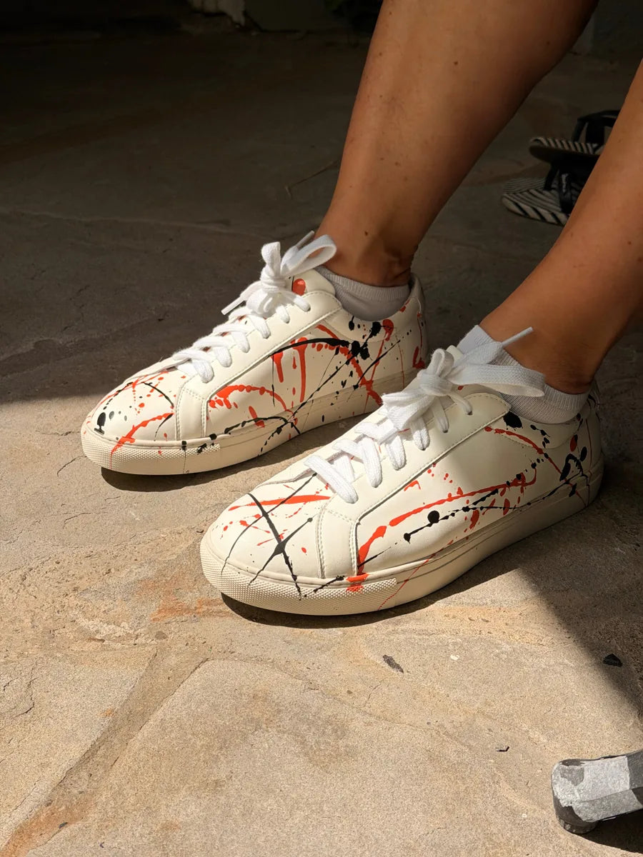 Canvas Studios Signal Sneaker mit orangefarbenen und schwarzen Farbspuren